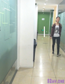 大神潛入辦公樓一路尾隨 近距離偷拍漂亮美女同事的嫩鮑