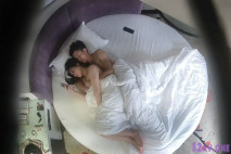 酒店攝像頭偷拍少婦旗袍御姐下午約炮男小三，貌似還沒爽夠小哥就射了