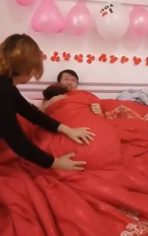 超牛鬧洞房幾名閨蜜監督新郎新娘啪啪