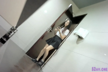 國內廁拍大神潛入某工廠辦公室隔板女廁偷拍美女尿尿,幾個妹子躲在裡面玩手機