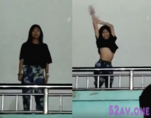 學校軍訓妹子表演舞蹈露點 若隱若現的奶子把台下的男生看的熱血沸騰 居然沒穿內衣