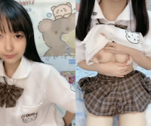 清純系蘿莉來襲！18新人嫩妹！短裙一線天小穴，撩起衣服揉捏奶子，黑絲襪美足