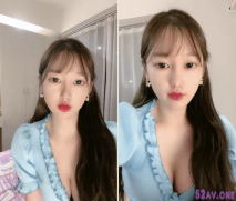 顏值區極品美女下播前給大家小秀一波，鏡頭拿到下面沒穿內褲，掰開極品粉穴特寫，掏出白嫩美乳揉捏真粉嫩