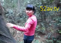 周末休息約醫院上班的實習小護士女友到深山裡遊玩順便找個隱蔽的地方野戰還換姿勢幹妹子還是一線天國語對白