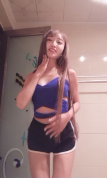 超美美女主播鳳凰雅寶 香蕉自慰多毛大鮑魚 一插進去就淫叫說這東西好冰 啊 好爽 玩的好嗨