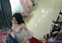 穿綠色衣服很美的小姐姐來試穿婚紗，身材好好，店員拿乳貼幫小姐姐扶好奶奶，穿白色婚紗真是好漂亮的新娘了呢~