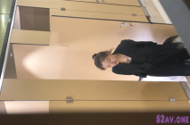 商場女廁偷窺紗裙美女的極品小嫩B