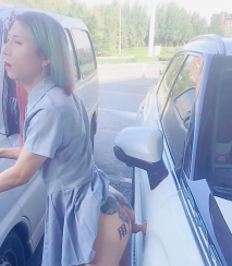 藥娘王依萌--穿梭城市的大街小巷、屌炸天，直接在戶外停車場自慰、車來車往，刺激別提有多爽！