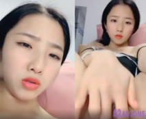 居家漂亮妹妹在家自慰掰開穴，超級粉嫩蝴蝶逼，再把自慰器吸在地上騎乘上去自慰