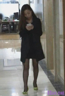 辦公樓偷拍鮑魚粉嫩的黑絲美女同事