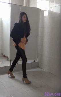 寫字樓蹲守穿艷紅內褲大長腿美白領 橢圓形的肥唇大張著露出肉核