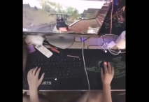 女友很認真玩遊戲