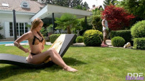 嫩嫩富家美女在院子裡游泳日曬，肉體風情看的一旁大叔員工雞兒硬邦邦，妹子脫光光上前撫慰只能猛烈抽插報答