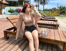 隆隆聲的周末，騷逼女友放假，過來找我啪啪，進門就撲上來握住我雞巴不放，吃得我快受不了，等等看我怎麼爆操收拾她！