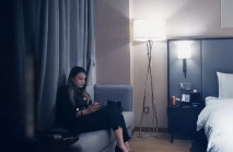 修身豐腴御姐約到酒店成熟風情心動受不了，豐滿肉肉穿上極品開檔黑絲吞吸雞巴大力抽插很會叫床