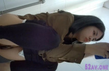 偷窺狂小哥寫字樓女廁內偷拍漂亮的前台女職員，美腿清純的模樣，被小哥全方位高清近距離偷拍