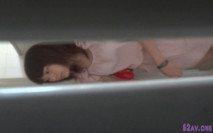 近距離偷拍女神級的美女下面是黑的一塌糊塗