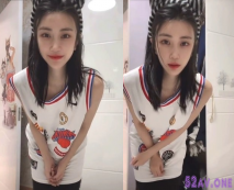 高顏值美眉直播展示閨房衣櫃不小心走光 奶子誘惑滿滿