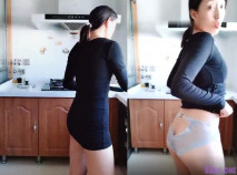 【良家人妻】赤裸酮體廚房做飯、逼裡塞跳蛋，筷子夾乳頭、陰唇吃飯，小女兒回家嚇一跳，媽媽，’等一下就可以吃飯了，你先去玩‘！