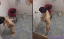 扒窗偷窺隔壁小美女洗香香 大奶子 逼逼洗了半天 喜歡拿換洗衣服擦身體和逼逼