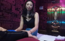 你的老表啊哈，足浴尋歡記，店裡隔空操逼，舒服了、帶回酒店前胸貼後背洗澡，大操，女的被操的很開心‘你肉棒好大呀’！