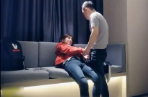 牛仔褲鄰家範小美女約到酒店，高挑大長腿好誘人剛進去就緊緊摟住吸允愛撫大力操穴狠狠頂