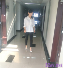 潛入辦公樓偷拍 很有女人味的美女同事 尿的有點急