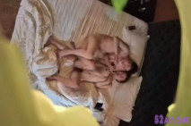 上帝視角欣賞知識分子男女偸情,教數學的眼鏡女老師與體育老師賓館開房,帶著小道具有說有笑探索性愛快樂