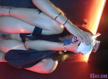 酒吧偷拍極品高跟鞋美女只顧著玩手機了