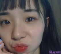 青春無敵嫩妹反差婊小姐姐，平乳妹子，毛毛都長挺旺盛了，就是胸好平啊