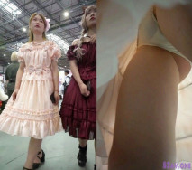 動漫展尾隨兩個穴肥溝深絕色小美女,從前面看到一撮陰毛鑽出來了