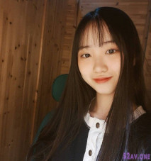 蓮花女神、清新脫俗的美少女，場景刺激，戶外亭子，公共澡堂自慰，牙刷刷逼再用來刷牙，騷賤賤的淫蕩表情，堪若兩人！