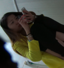 固定攝像頭廁拍玩iPhone的妹子,光線不好特意在門外開手電筒補光