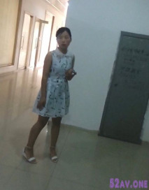 公司女廁偷拍漂亮會計 粉嫩的無毛B