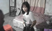 工廠區出租房沒雞頭自己單幹的漂亮小少婦提供快餐服務，因為長得好看所以生意火爆小夥大叔全來光顧