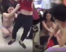 誰知道這是什麼回事 在商場漂亮妹子光著身子抓住小夥的褲子不放 幾次讓她穿衣都不肯 吃藥了？