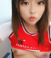 身穿紅色運動服的小妹妹，白虎騷穴，手指自慰，流了很多淫水白漿