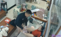 攝影機偷拍眼鏡哥中午在客廳看電視,老婆把雞巴吹得硬邦邦的被後入打一炮