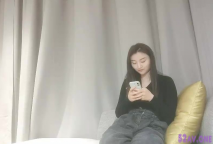 APP上約的外圍小姐姐，騷的很解開衣服很想被操，一頓自摸浪叫，舔小穴叫的隔壁多聽的見，吊帶絲襪側入爸爸操的很爽