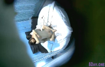 外表清純內心淫蕩的眼鏡學生妹與謝頂男友剛進屋就摟一起舌吻,手伸進褲子裡摳逼實在受不了,脫光床上激情交合連續搞2次