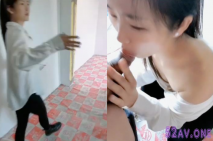 房屋女仲介帶客戶看房，為了成交被幹