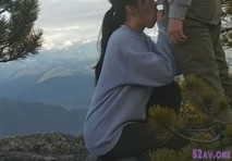 山美水美逼更美 小情侶玩刺激景區山頂上漂亮美臀翹高讓男友後入猛操 畫面太美