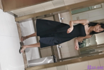 酒店冒死尾隨吊帶黑長裙小美女上廁所,狹小的紅嫩洞口看著就眼饞