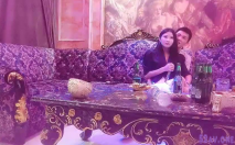 KTV叫個小姐坐台，唱唱歌撩起裙子摸逼，沙發上直接開幹