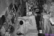 黑客破解網路攝像頭監控偷拍便民小商店年輕小夫妻在店裡的簡易床上過夫妻性生活