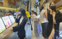 露出 fss人前露出挑戰人來人往的商城買檸檬茶 這個有點刺激