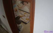 房東浴室門口裝攝像頭偷拍到奇葩的女租客 在浴缸旁邊打地鋪全裸發現了攝像頭