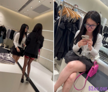 偷拍大師精品CD兩個逛街的漂亮小姐姐裙底風光！吊帶襪和大胸眼鏡妹真想伸手去摸一把