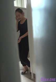 近距離偷拍一個極品美少婦