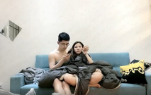 漂亮好身材妹子約到家裡脫光光趴在腿上看視頻，這好性福啊 是不是摸摸白嫩光滑翹臀，雞巴硬騎乘打炮